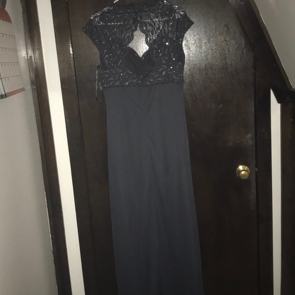 Beautiful lace and dress with a unique lace back - Picture 6 of 6